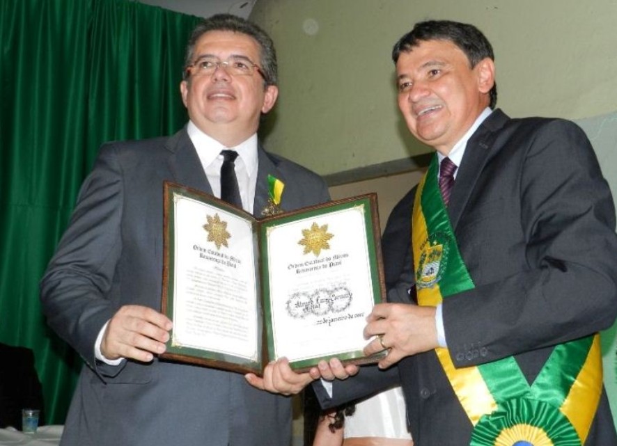Álvaro Carneiro recebendo homenagem do governador Wellington Dias